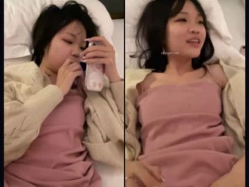 Địt em yêu đang nghe điện thoại